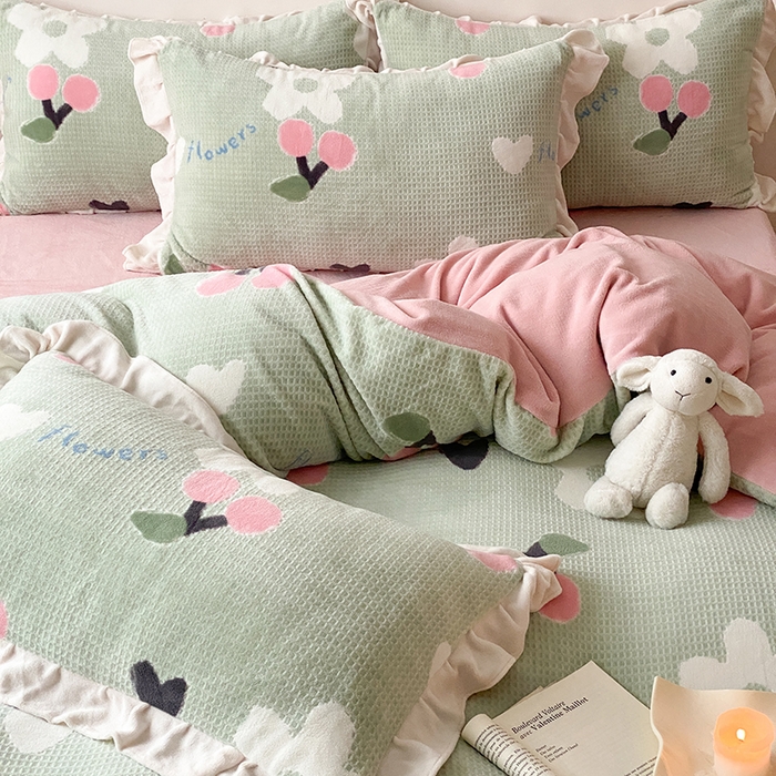 91家纺网 家纺一手货源 找家纺 潘朵拉家纺 2023新款雕花韩式华夫格花边牛奶绒四件套  樱樱花语（绿）