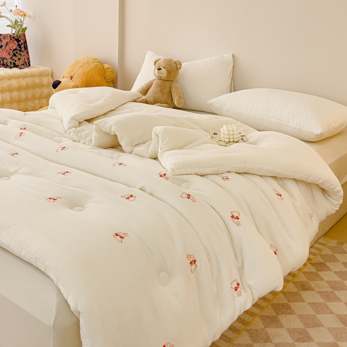 91家纺网 家纺一手货源 找家纺 木楌家居 2025新款全棉皱皱纱刺绣款被芯-风格二 领结兔