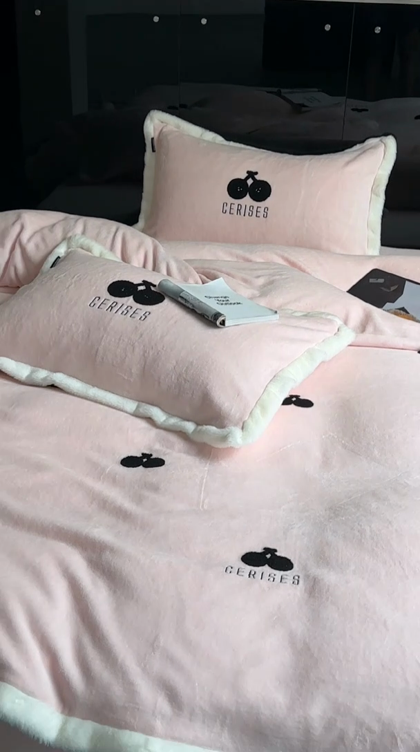 91家纺网 家纺一手货源 找家纺 圆岛家纺 2023秋冬新款少女心桃心樱桃毛巾绣牛奶绒四件套 樱桃（玉粉）