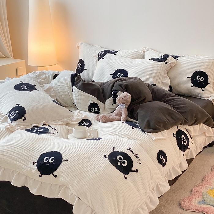 91家纺网 家纺一手货源 找家纺 潘朵拉家纺 2023新款雕花韩式华夫格花边牛奶绒四件套  球球精灵