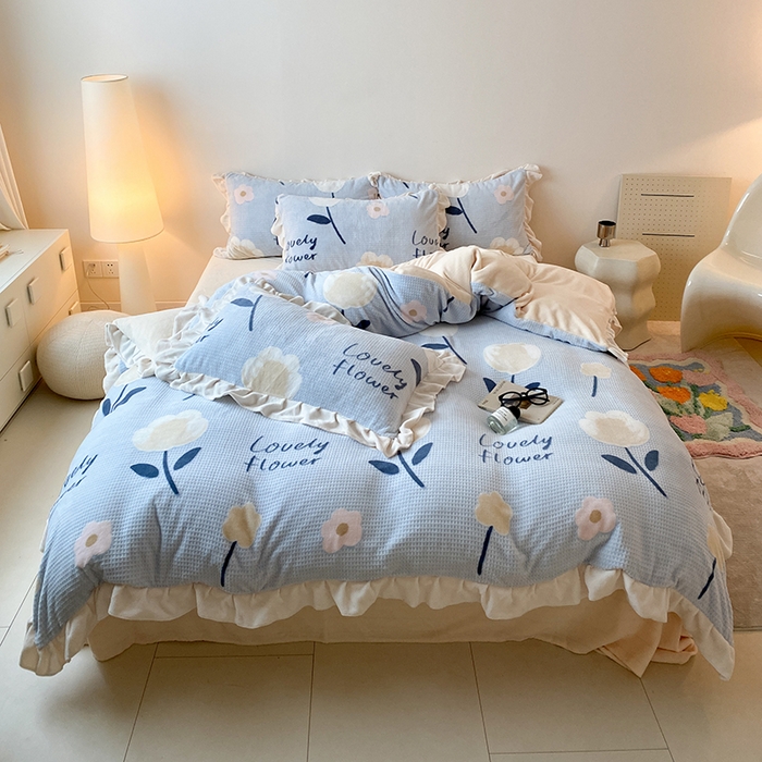 91家纺网 家纺一手货源 找家纺 潘朵拉家纺 2023新款雕花韩式华夫格花边牛奶绒四件套  小情调（蓝）