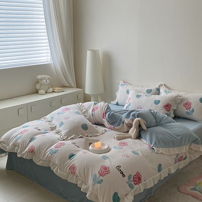 91家纺网 家纺一手货源 找家纺 潘朵拉家纺 2023新款雕花韩式华夫格花边牛奶绒四件套  南梦花园