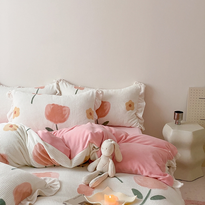 91家纺网 家纺一手货源 找家纺 潘朵拉家纺 2023新款雕花韩式华夫格花边牛奶绒四件套  小情调