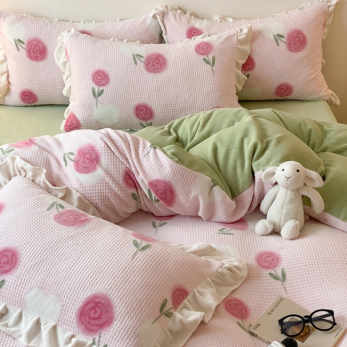 91家纺网 家纺一手货源 找家纺 潘朵拉家纺 2023新款雕花韩式华夫格花边牛奶绒四件套  暖心玫瑰（粉）