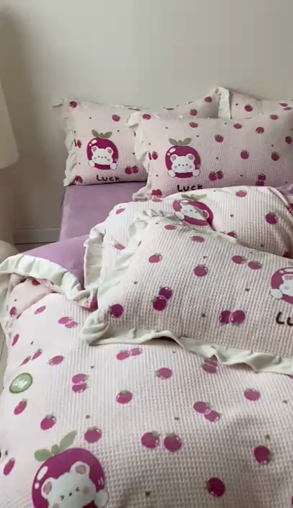 91家纺网 家纺一手货源 找家纺 潘朵拉家纺 2023新款雕花韩式华夫格花边牛奶绒四件套  果酱熊