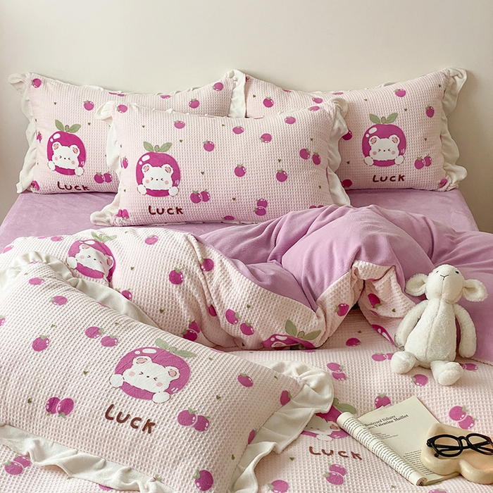 91家纺网 家纺一手货源 找家纺 潘朵拉家纺 2023新款雕花韩式华夫格花边牛奶绒四件套  果酱熊