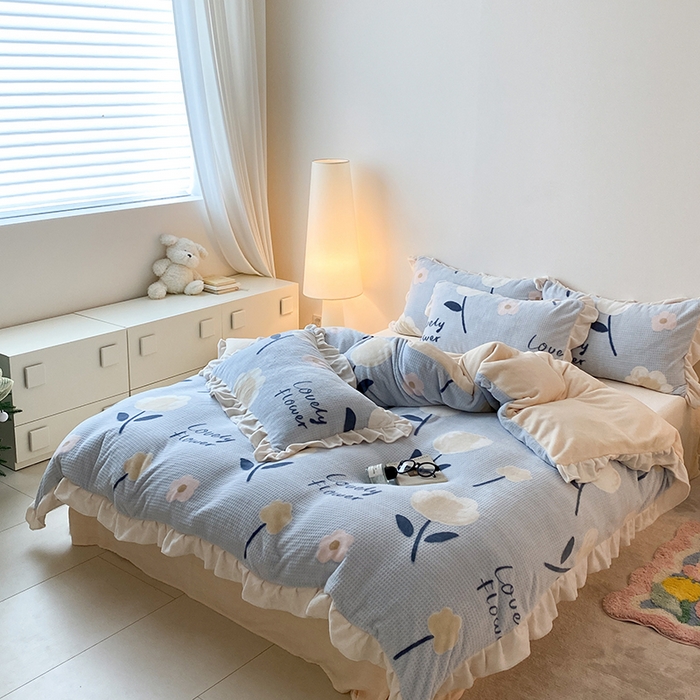 91家纺网 家纺一手货源 找家纺 潘朵拉家纺 2023新款雕花韩式华夫格花边牛奶绒四件套  小情调（蓝）