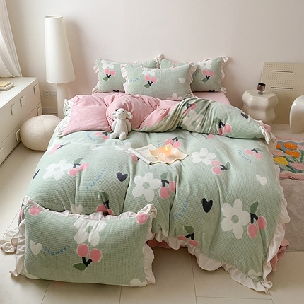 91家纺网 家纺一手货源 找家纺 潘朵拉家纺 2023新款雕花韩式华夫格花边牛奶绒四件套  樱樱花语（绿）