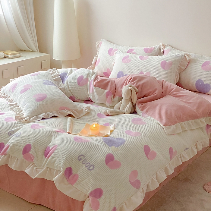 91家纺网 家纺一手货源 找家纺 潘朵拉家纺 2023新款雕花韩式华夫格花边牛奶绒四件套  粉色心情