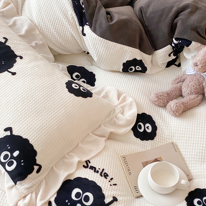 91家纺网 家纺一手货源 找家纺 潘朵拉家纺 2023新款雕花韩式华夫格花边牛奶绒四件套  球球精灵