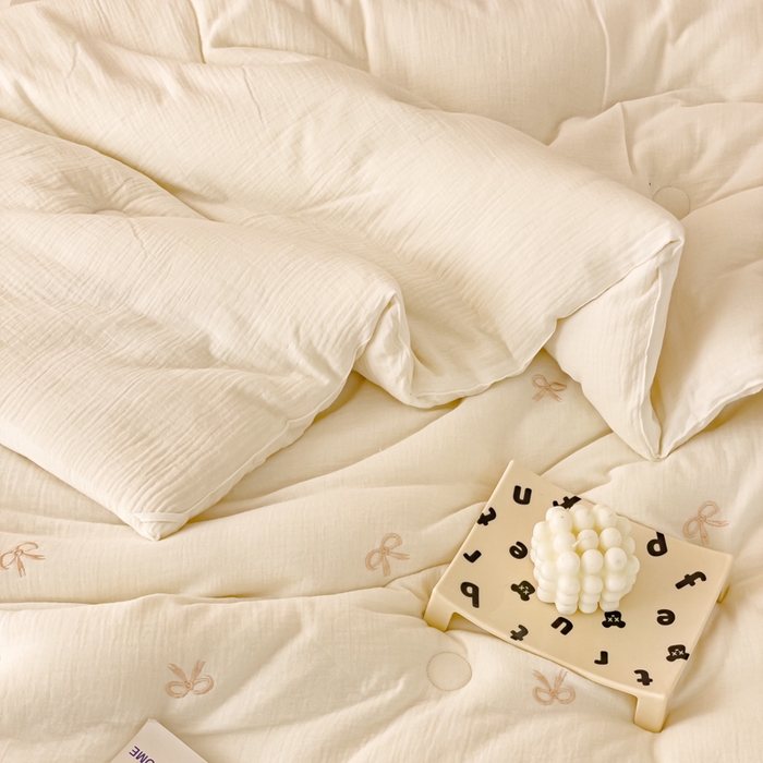 91家纺网 家纺一手货源 找家纺 木楌家居 2025新款全棉皱皱纱刺绣款被芯-风格二 蝴蝶结