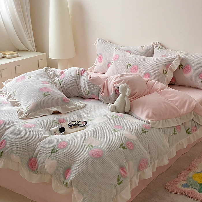 91家纺网 家纺一手货源 找家纺 潘朵拉家纺 2023新款雕花韩式华夫格花边牛奶绒四件套  暖心玫瑰