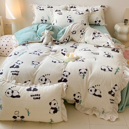 91家纺网 家纺一手货源 找家纺 潘朵拉家纺 2023新款雕花韩式华夫格花边牛奶绒四件套  开心熊宝