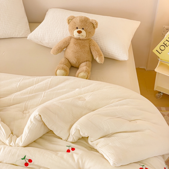 91家纺网 家纺一手货源 找家纺 木楌家居 2025新款全棉皱皱纱刺绣款被芯-风格二 小樱桃