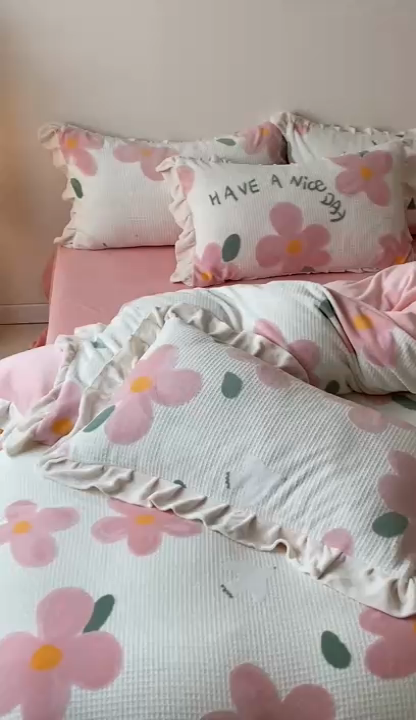 91家纺网 家纺一手货源 找家纺 潘朵拉家纺 2023新款雕花韩式华夫格花边牛奶绒四件套  淡妆初夏