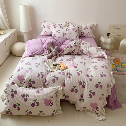 91家纺网 家纺一手货源 找家纺 潘朵拉家纺 2023新款雕花韩式华夫格花边牛奶绒四件套  车厘子