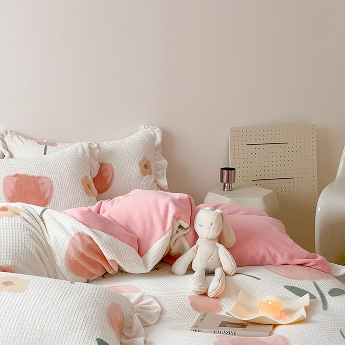 91家纺网 家纺一手货源 找家纺 潘朵拉家纺 2023新款雕花韩式华夫格花边牛奶绒四件套  小情调