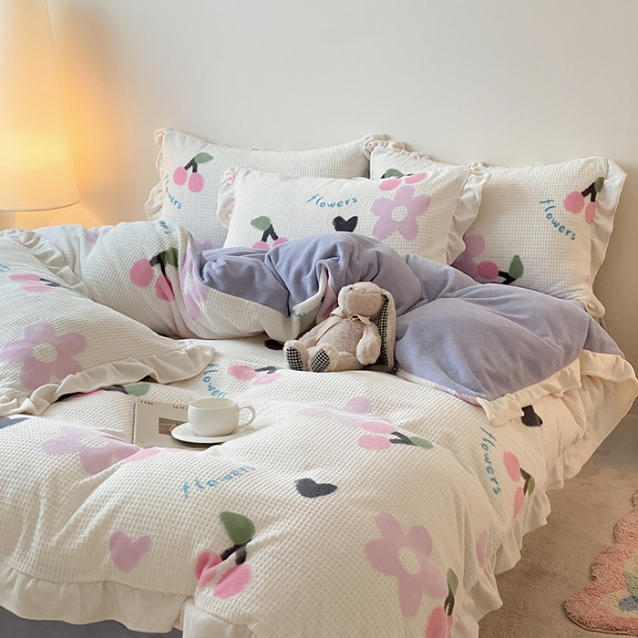 91家纺网 家纺一手货源 找家纺 潘朵拉家纺 2023新款雕花韩式华夫格花边牛奶绒四件套  樱樱花语