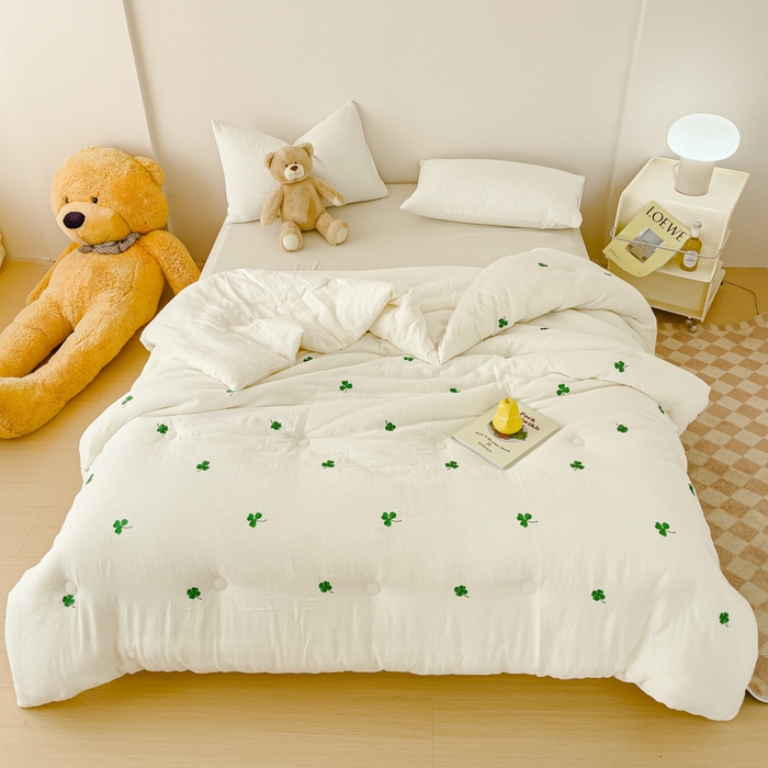 91家纺网 家纺一手货源 找家纺 木楌家居 2025新款全棉皱皱纱刺绣款被芯-风格二 三叶草