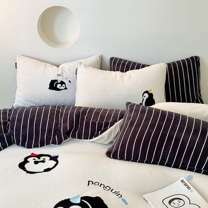 91家纺网 家纺一手货源 找家纺 圆岛家纺 2023新款可爱元气秋冬毛巾绣牛奶绒四件套 企鹅伙伴