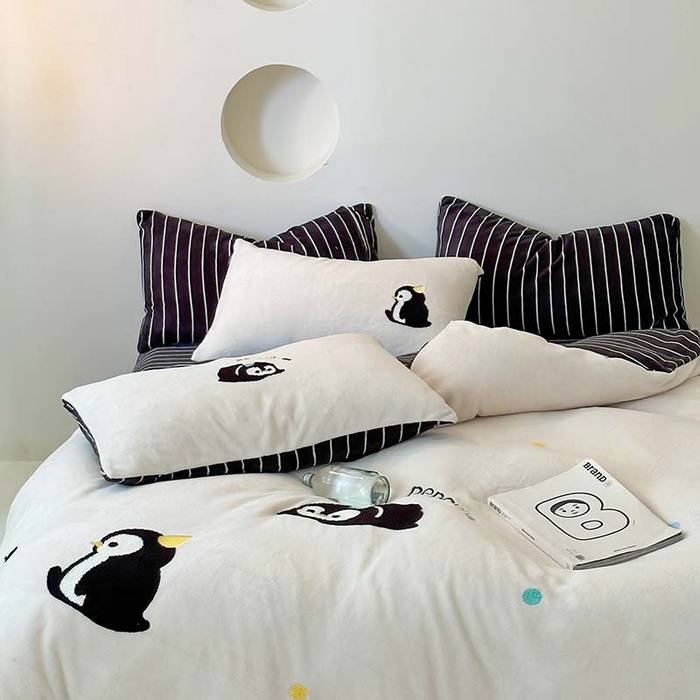 91家纺网 家纺一手货源 找家纺 圆岛家纺 2023新款可爱元气秋冬毛巾绣牛奶绒四件套 企鹅伙伴