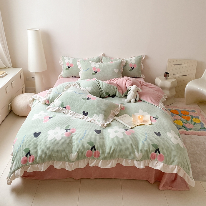 91家纺网 家纺一手货源 找家纺 潘朵拉家纺 2023新款雕花韩式华夫格花边牛奶绒四件套  樱樱花语（绿）