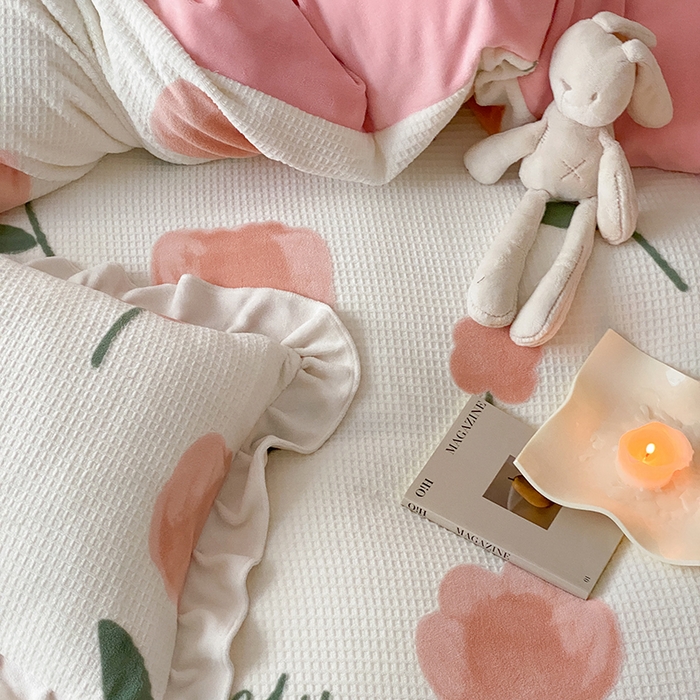 91家纺网 家纺一手货源 找家纺 潘朵拉家纺 2023新款雕花韩式华夫格花边牛奶绒四件套  小情调