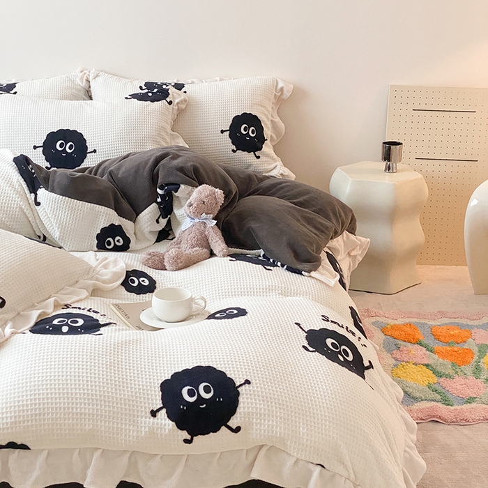 91家纺网 家纺一手货源 找家纺 潘朵拉家纺 2023新款雕花韩式华夫格花边牛奶绒四件套  球球精灵