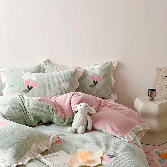 91家纺网 家纺一手货源 找家纺 潘朵拉家纺 2023新款雕花韩式华夫格花边牛奶绒四件套  樱樱花语（绿）