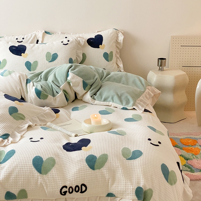 91家纺网 家纺一手货源 找家纺 潘朵拉家纺 2023新款雕花韩式华夫格花边牛奶绒四件套  绿色心情