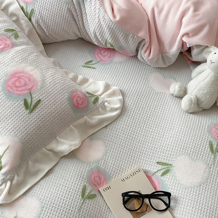 91家纺网 家纺一手货源 找家纺 潘朵拉家纺 2023新款雕花韩式华夫格花边牛奶绒四件套  暖心玫瑰