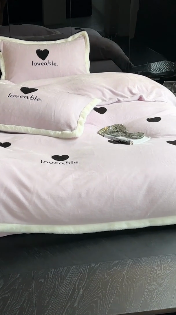 91家纺网 家纺一手货源 找家纺 圆岛家纺 2023秋冬新款少女心桃心樱桃毛巾绣牛奶绒四件套 桃心（淡紫）