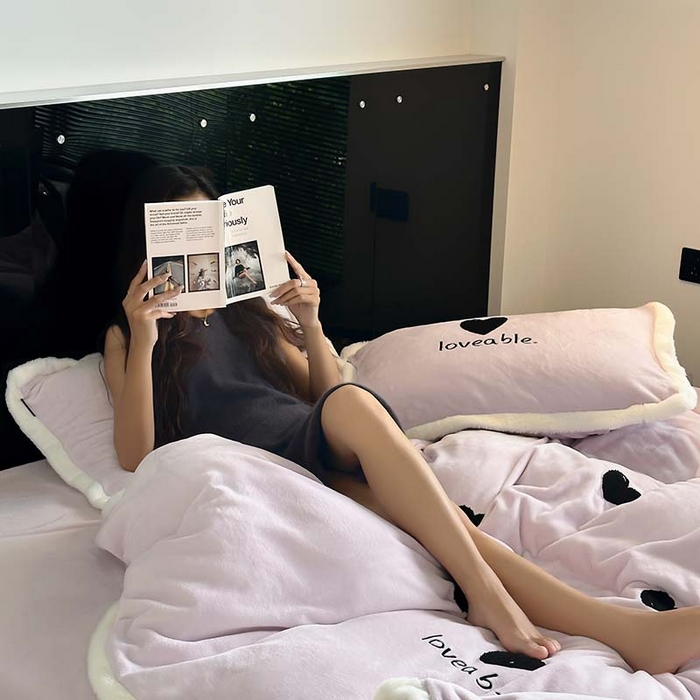 91家纺网 家纺一手货源 找家纺 圆岛家纺 2023秋冬新款少女心桃心樱桃毛巾绣牛奶绒四件套 桃心（淡紫）