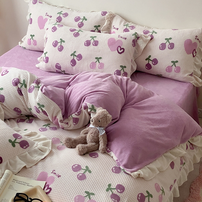 91家纺网 家纺一手货源 找家纺 潘朵拉家纺 2023新款雕花韩式华夫格花边牛奶绒四件套  车厘子