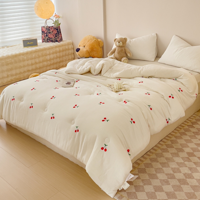 91家纺网 家纺一手货源 找家纺 木楌家居 2025新款全棉皱皱纱刺绣款被芯-风格二 小樱桃