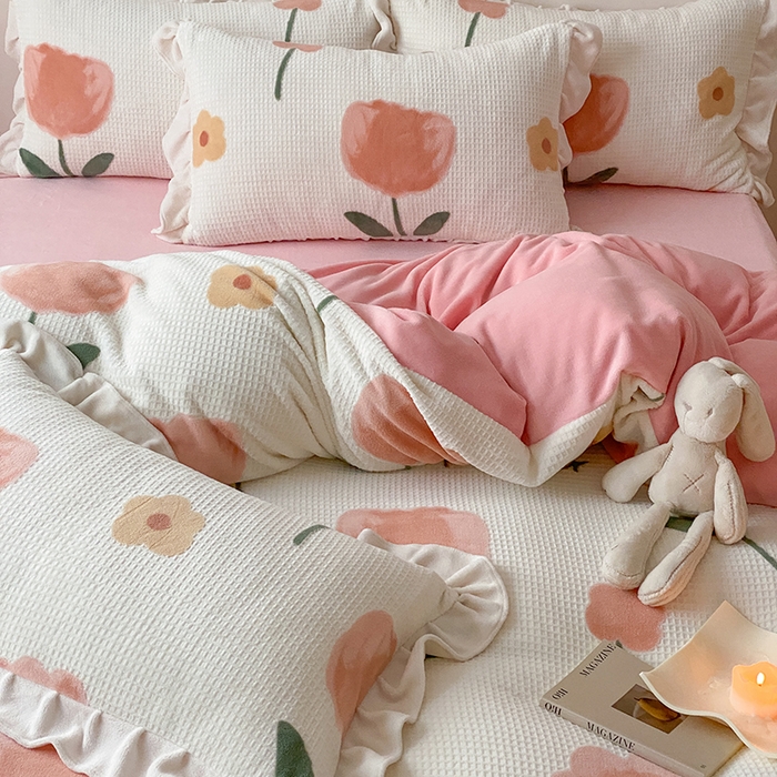 91家纺网 家纺一手货源 找家纺 潘朵拉家纺 2023新款雕花韩式华夫格花边牛奶绒四件套  小情调