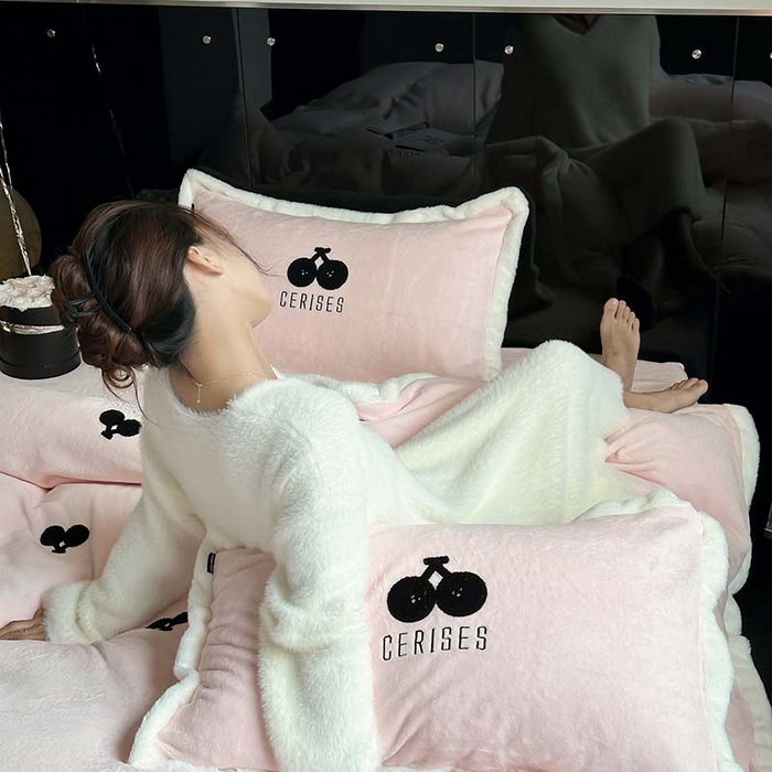 91家纺网 家纺一手货源 找家纺 圆岛家纺 2023秋冬新款少女心桃心樱桃毛巾绣牛奶绒四件套 樱桃（玉粉）