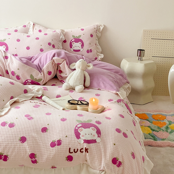 91家纺网 家纺一手货源 找家纺 潘朵拉家纺 2023新款雕花韩式华夫格花边牛奶绒四件套  果酱熊