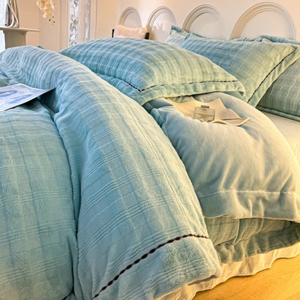 91家纺网 家纺一手货源 找家纺 嗯呢家纺 2023新款A类轻奢高克重全消光剖花牛奶绒四件套 水绿