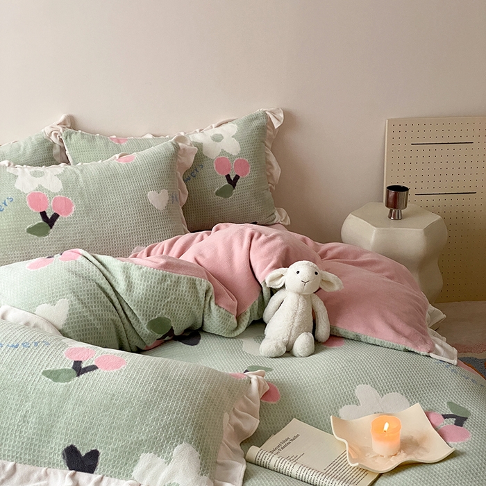 91家纺网 家纺一手货源 找家纺 潘朵拉家纺 2023新款雕花韩式华夫格花边牛奶绒四件套  樱樱花语（绿）