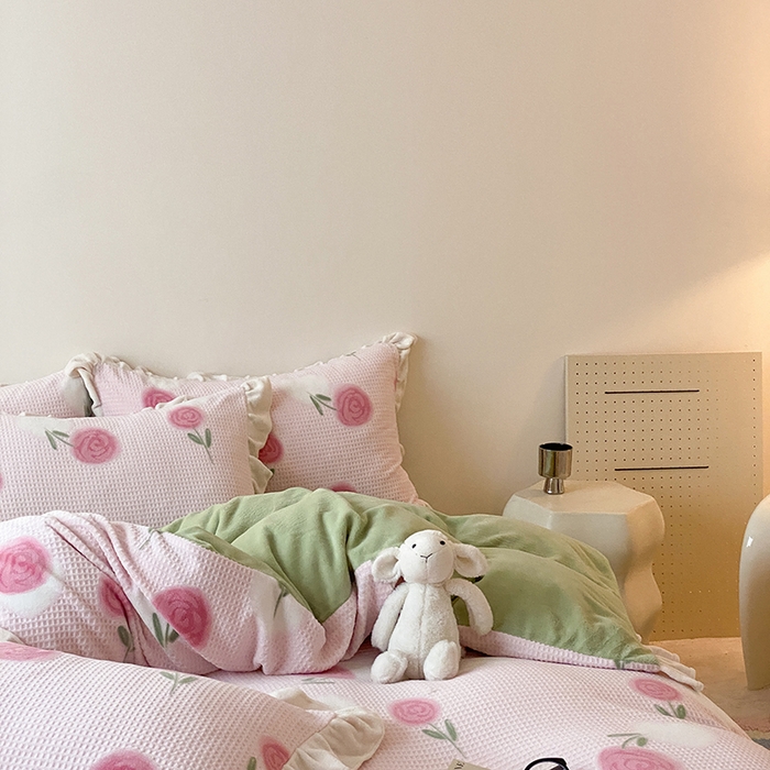 91家纺网 家纺一手货源 找家纺 潘朵拉家纺 2023新款雕花韩式华夫格花边牛奶绒四件套  暖心玫瑰（粉）