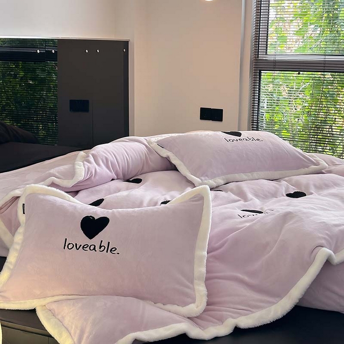 91家纺网 家纺一手货源 找家纺 圆岛家纺 2023秋冬新款少女心桃心樱桃毛巾绣牛奶绒四件套 桃心（淡紫）