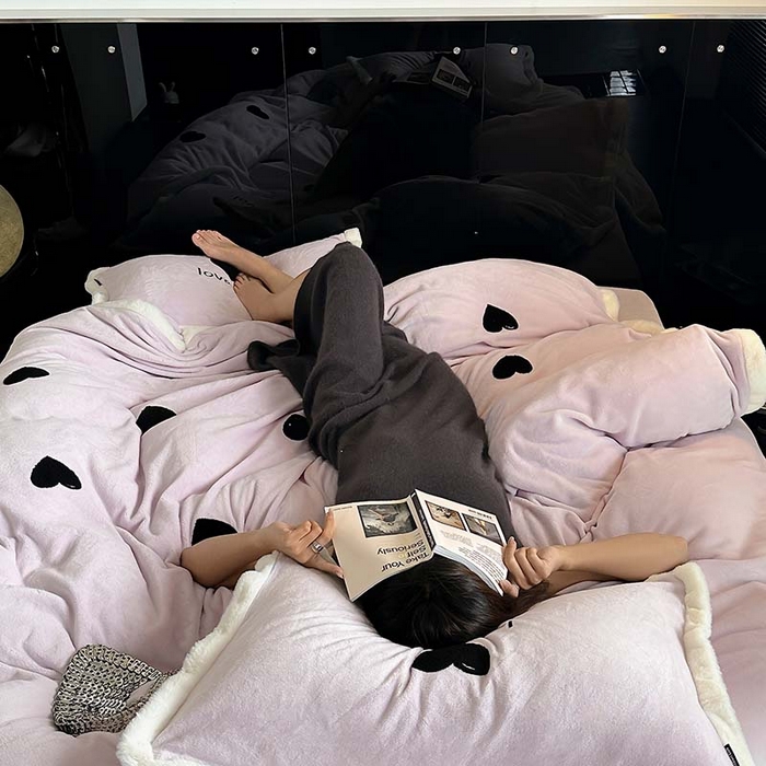 91家纺网 家纺一手货源 找家纺 圆岛家纺 2023秋冬新款少女心桃心樱桃毛巾绣牛奶绒四件套 桃心（淡紫）