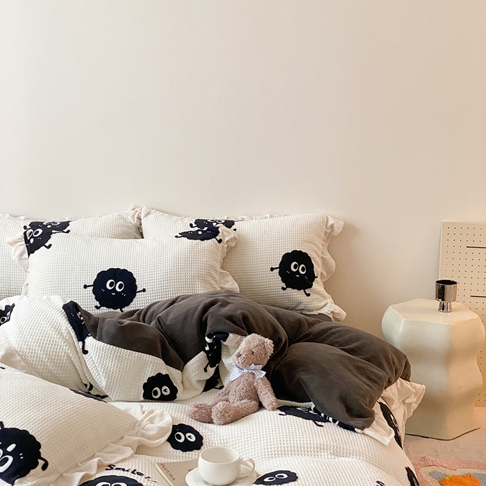 91家纺网 家纺一手货源 找家纺 潘朵拉家纺 2023新款雕花韩式华夫格花边牛奶绒四件套  球球精灵