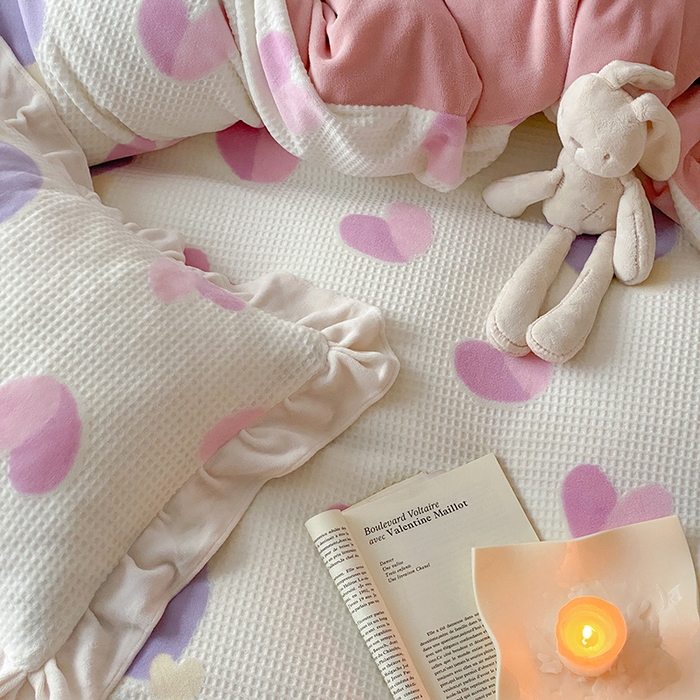 91家纺网 家纺一手货源 找家纺 潘朵拉家纺 2023新款雕花韩式华夫格花边牛奶绒四件套  粉色心情