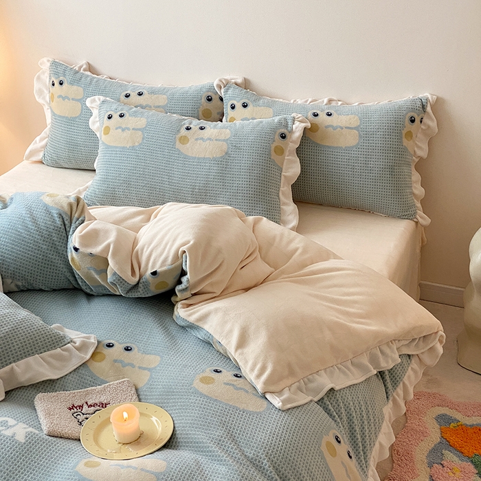 91家纺网 家纺一手货源 找家纺 潘朵拉家纺 2023新款雕花韩式华夫格花边牛奶绒四件套  幸运鳄