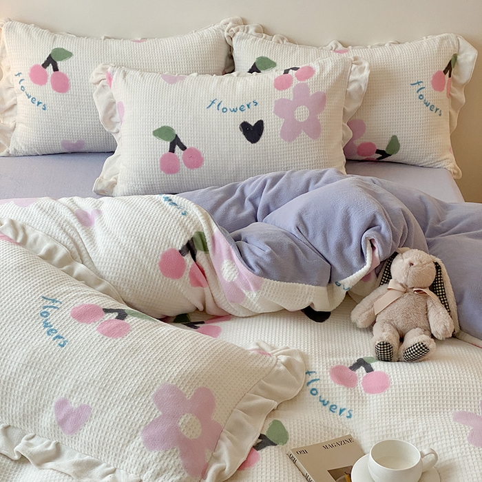 91家纺网 家纺一手货源 找家纺 潘朵拉家纺 2023新款雕花韩式华夫格花边牛奶绒四件套  樱樱花语