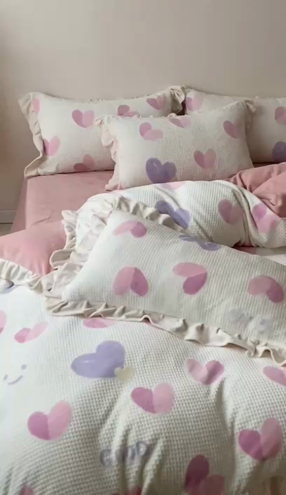 91家纺网 家纺一手货源 找家纺 潘朵拉家纺 2023新款雕花韩式华夫格花边牛奶绒四件套  粉色心情