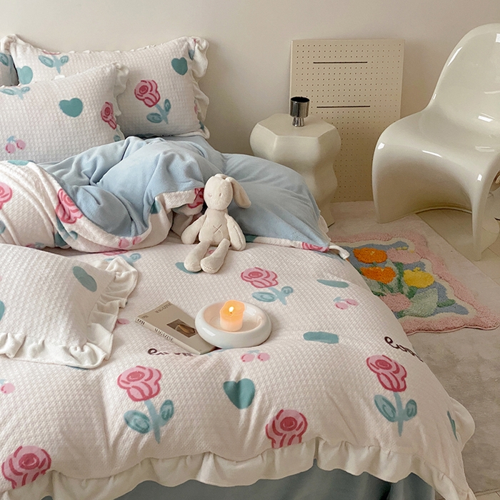 91家纺网 家纺一手货源 找家纺 潘朵拉家纺 2023新款雕花韩式华夫格花边牛奶绒四件套  南梦花园