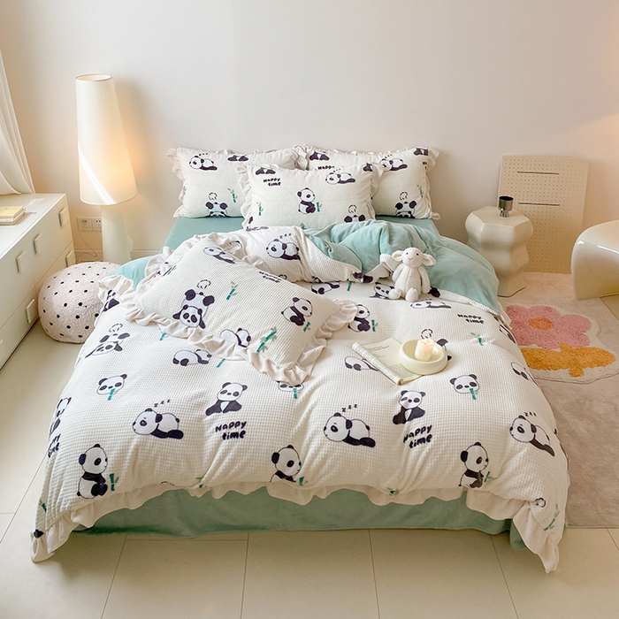 91家纺网 家纺一手货源 找家纺 潘朵拉家纺 2023新款雕花韩式华夫格花边牛奶绒四件套  开心熊宝